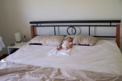 Klein mensje in dit grote bed