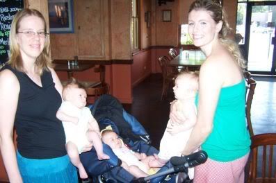 Susie en baby Cameron en Jo en baby Jha'zeil