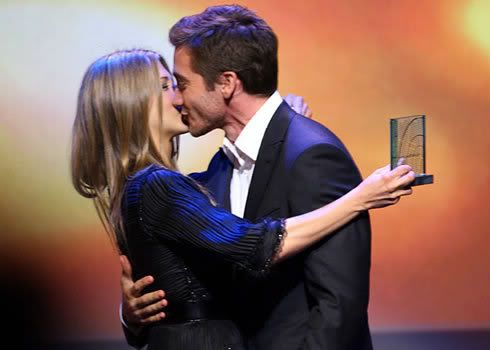  Jake Gyllenhaal put a liplock on Jennifer Aniston when presenting her 