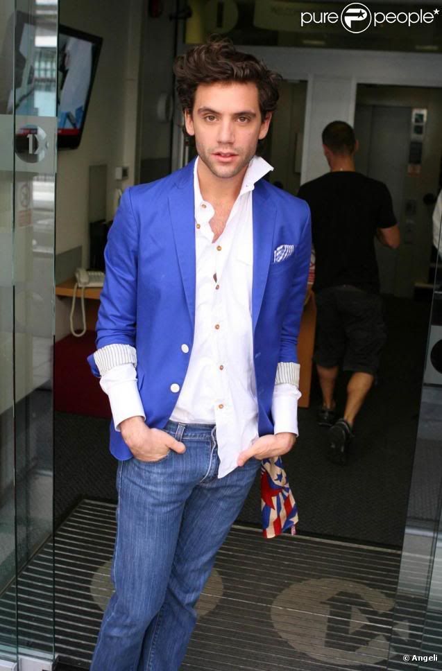 252399-mika-arrive-aux-studios-de-r.jpg