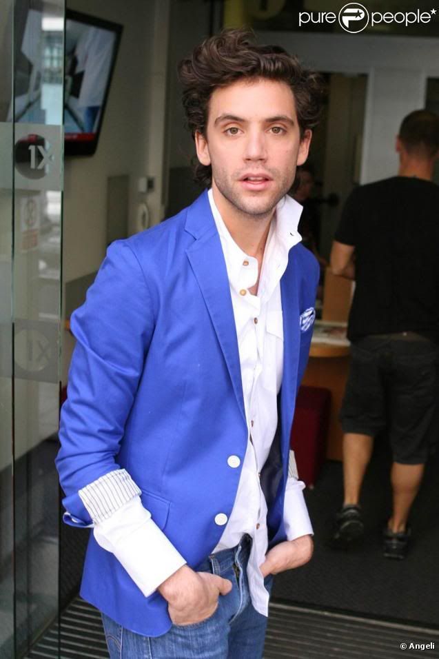 252401-mika-arrive-aux-studios-de-r.jpg