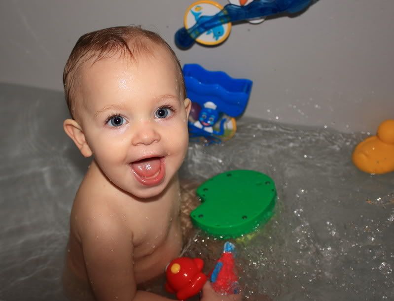 IMAGE: http://i91.photobucket.com/albums/k313/becky_us/leahbath1-2.jpg?t=1235364885